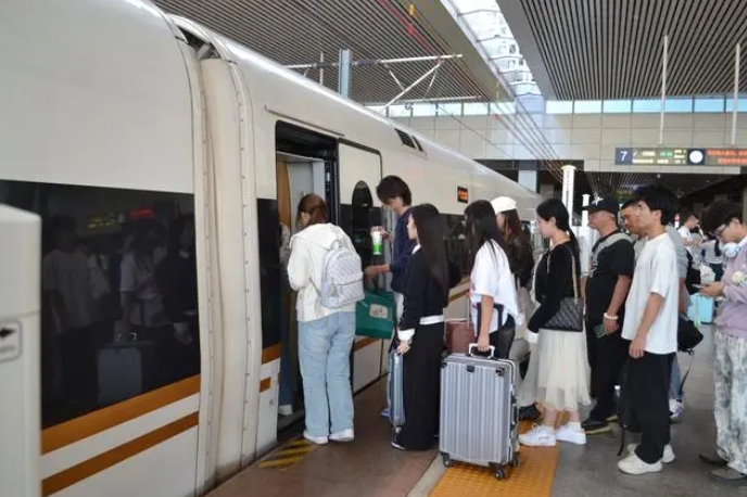 2025年国内居民出游人次超65亿
