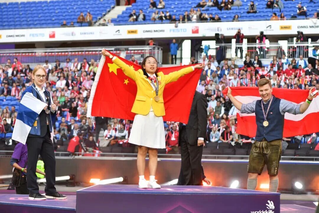 1760829200918.jpg 鲁静怡.jpg
